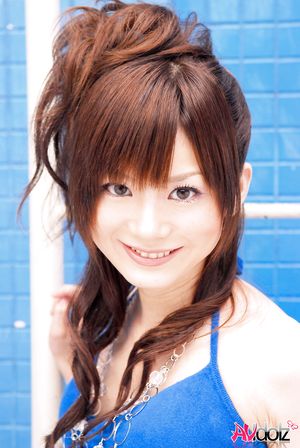 Sweet Anna Watanabe looks lovely in short pants and a blue blouse.