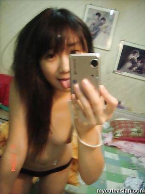 Selfmade sexy photos of cute Asian teen posing nude at home