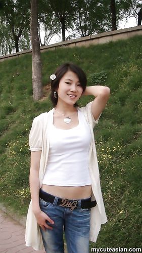 Hot and sexy Chinese babe is sharing her private photos here