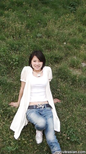 Hot and sexy Chinese babe is sharing her private photos here