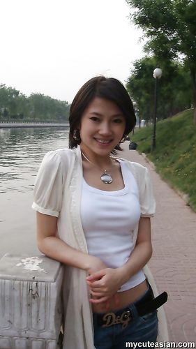 Hot and sexy Chinese babe is sharing her private photos here
