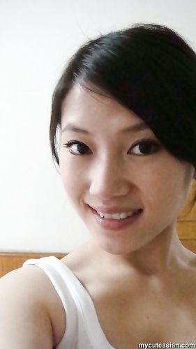Hot and sexy Chinese babe is sharing her private photos here