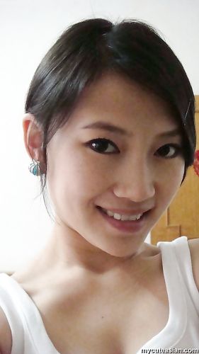 Hot and sexy Chinese babe is sharing her private photos here
