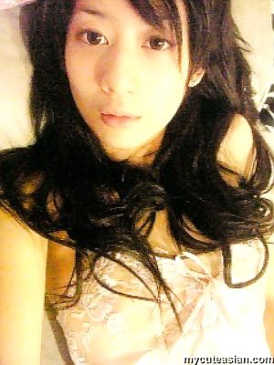 Selfshot homemade gorgeous asian amateur girl with glasses