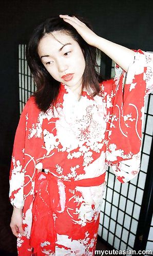 Japanese amateur teen in Kimono spreads her virgin hairy pussy