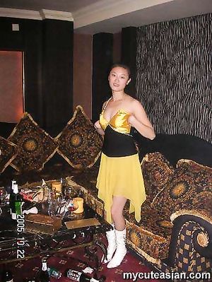 Chinese amateur girl shows her naked body and sucks her boyfriend cock