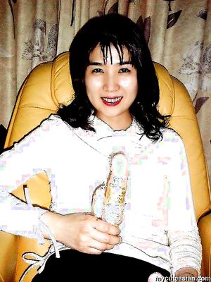 Japanese amateur wife opens her shave mature pussy and puts a dildo