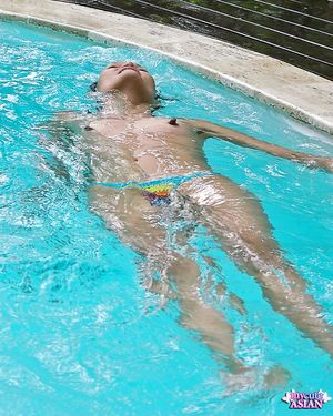 Asian Amateur tease us before doing a perfect handjob outdoor