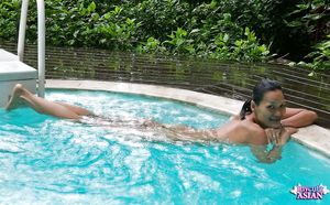 Asian Amateur tease us before doing a perfect handjob outdoor