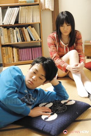 Mai Shimizu has the pussy licked and rubbed under the white panties.