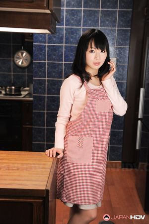 Asian housewife Nozomi Hazuki poses in her new apron looking so cute.