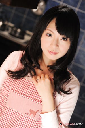 Asian housewife Nozomi Hazuki poses in her new apron looking so cute.