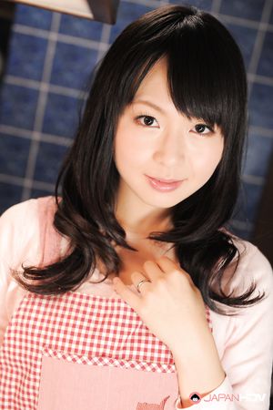 Asian housewife Nozomi Hazuki poses in her new apron looking so cute.