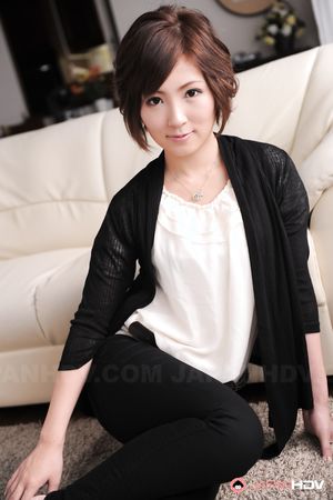 Asian Kaede Oshiro with short hair is a sexy housewife posing so sexy.