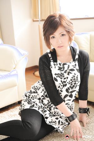 Asian Kaede Oshiro with short hair is a sexy housewife posing so sexy.