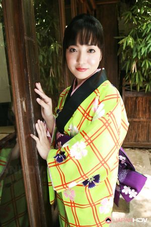 Dark haired Japanese lady in a kimono showing her fine vagina