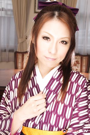 Absolutely gorgeous Japanese lady Himeki Kaede posing in her kimono