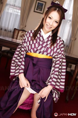 Absolutely gorgeous Japanese lady Himeki Kaede posing in her kimono
