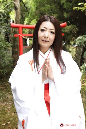 Brunette kimono babe Ayano Murasaki wants to show her twat outdoors