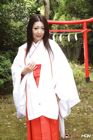 Brunette kimono babe Ayano Murasaki wants to show her twat outdoors