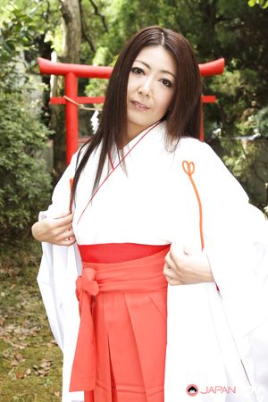 Brunette kimono babe Ayano Murasaki wants to show her twat outdoors