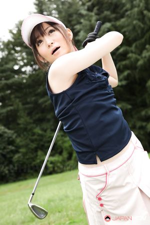 Beautiful golf fan Michiru Tsukino shows her hairy pussy outdoors