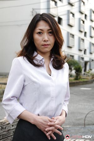 Beautiful Japanese MILF Noriko Sudo shows her sex appeal outdoors