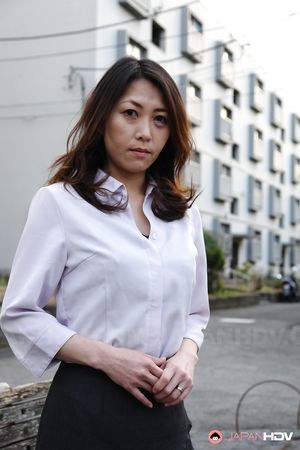 Beautiful Japanese MILF Noriko Sudo shows her sex appeal outdoors