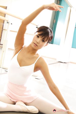 Short haired ballerina Ruri Kinoshita shows her nice natural tits