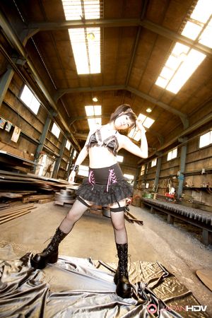 Stunning factory gal Aoi Nohara shows off her fantastic outfit