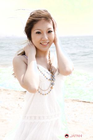 Super hot Japanese lady Manami Ichikawa shows off on the beach