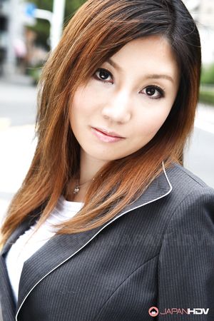Beautiful office darling Yuria Kanno posing in her elegant suit