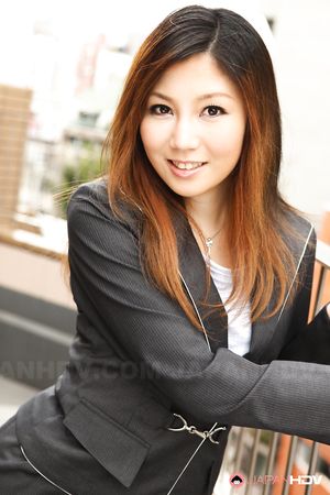 Beautiful office darling Yuria Kanno posing in her elegant suit