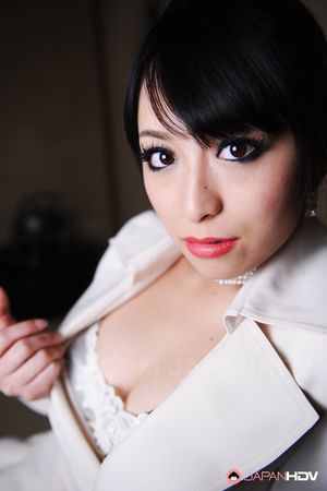 Elegant office lady Nana Kunimi shows off her sexy body with pleasure