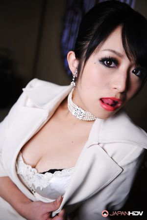 Elegant office lady Nana Kunimi shows off her sexy body with pleasure