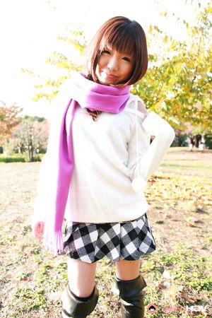 Super cute Japanese teen model Mahiru Tsubaki shows off outdoors