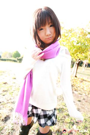 Super cute Japanese teen model Mahiru Tsubaki shows off outdoors