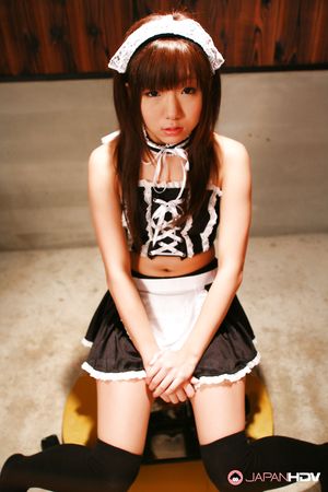 Super cute Japanese teen model Mahiru Tsubaki shows off outdoors