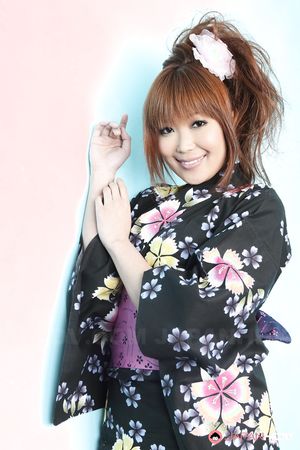 Hot Japanese lady Yuno Hoshi takes off her kimono and shows her body