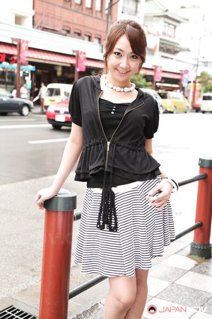 Super hot Japanese teen Ryo Akanishi shows off her sexy body outdoors