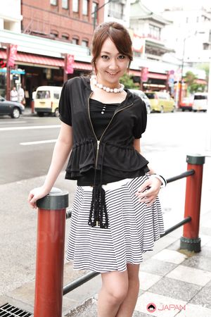 Super hot Japanese teen Ryo Akanishi shows off her sexy body outdoors