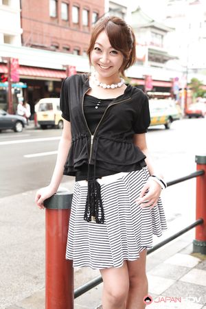 Super hot Japanese teen Ryo Akanishi shows off her sexy body outdoors