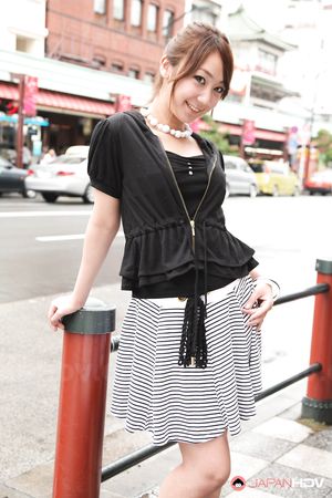 Super hot Japanese teen Ryo Akanishi shows off her sexy body outdoors