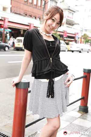 Super hot Japanese teen Ryo Akanishi shows off her sexy body outdoors