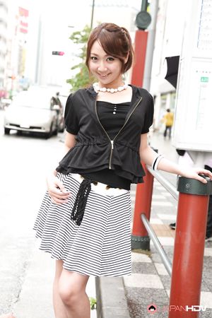 Super hot Japanese teen Ryo Akanishi shows off her sexy body outdoors