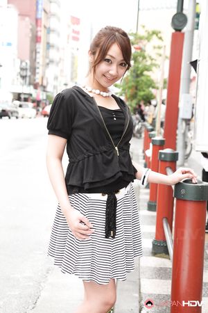 Super hot Japanese teen Ryo Akanishi shows off her sexy body outdoors