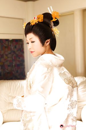 Marvelous lady dressed in a kimono Yui Ayana gets teased by her man