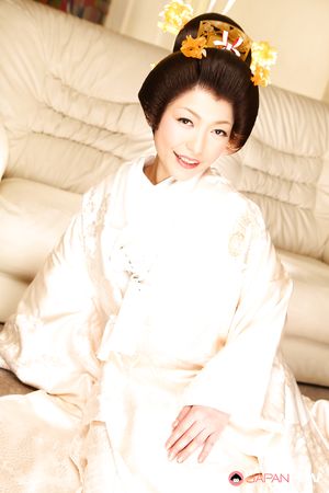 Marvelous lady dressed in a kimono Yui Ayana gets teased by her man