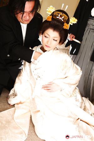 Marvelous lady dressed in a kimono Yui Ayana gets teased by her man