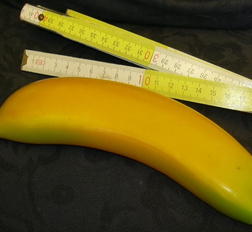 Bananas are good for health. She didn't notice, that this was a fake...